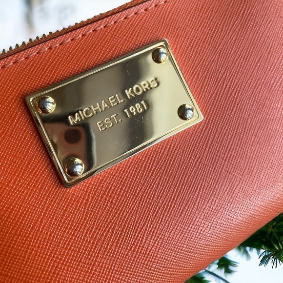 MICHAEL KORS Leather Wristlet Wallet Orange Gold Hardware Like New 6” x … - Picture 3 of 9
